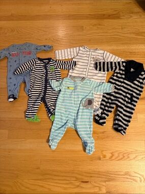Baby Infant 5 pc footed sleeper bundle, Size 0-3 mo
